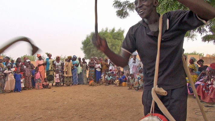 Toutou Sacko in performance (still of the Diallola event)