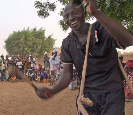 Toutou Sacko in performance (still of the Diallola event)