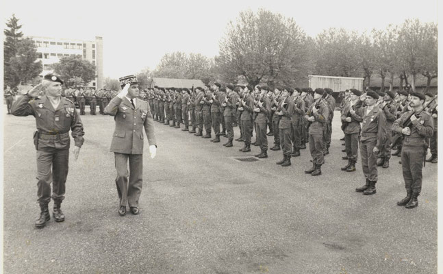 Le GDI LESCEL passe le 99e R.I. en revue, accompagné par le COL GIRAUD, chef de corps sortant.