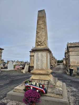Le monument aux morts du cimetière avec la liste des Morts pour la France.