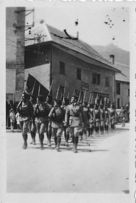 Défilé des troupes détachées en Maurienne.