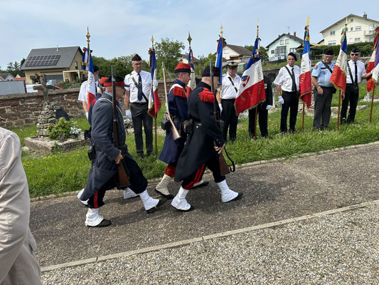 Arrivée des reconstitueurs au son du tambour.