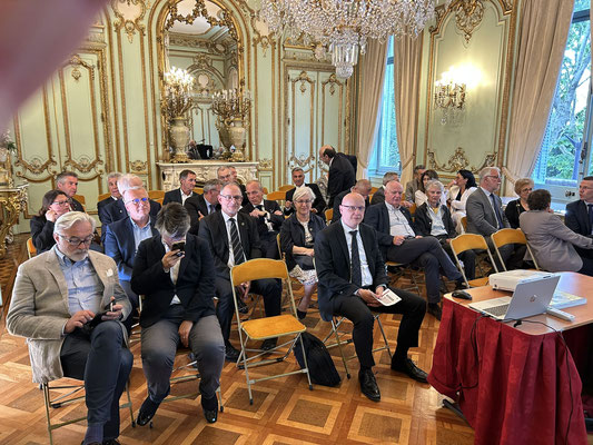 L'assitance attentive.
