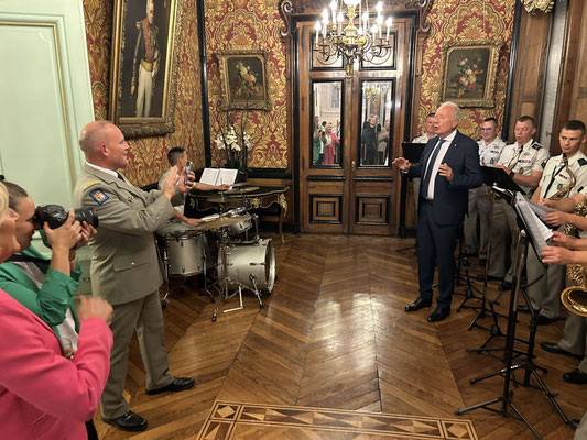 Le général apprécie la musique des légionnaires !
