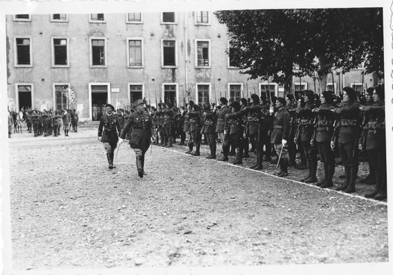 Le GBR ROUX passse une dernière fois en revue son régiment, accompagné par le commandant en second.