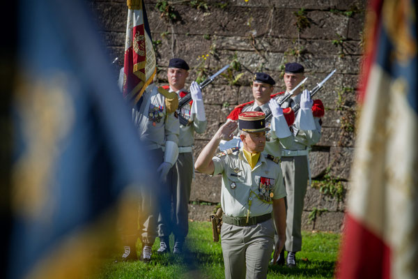 Passage en revue par le chef de corps du 35e R.I.