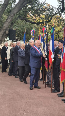 Félicitations aux porte-drapeaux par les autorités