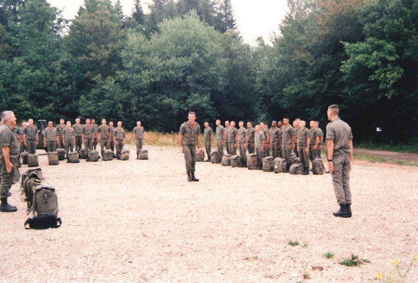 Compagnie présentée à son capitaine, le CNE Louis LAUGIER, devenu plus tard, directeur de la Police Nationale (Fonds Guillemaud)