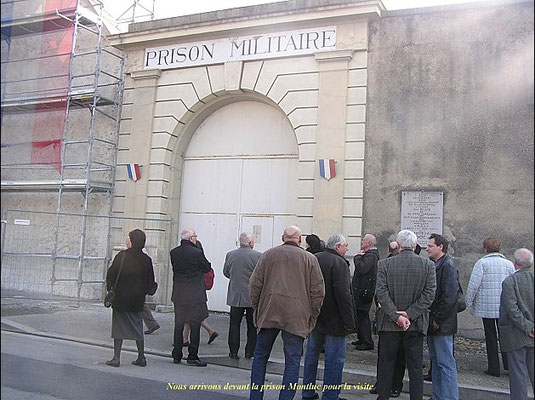 Le groupe devant la porte de la prison Montluc