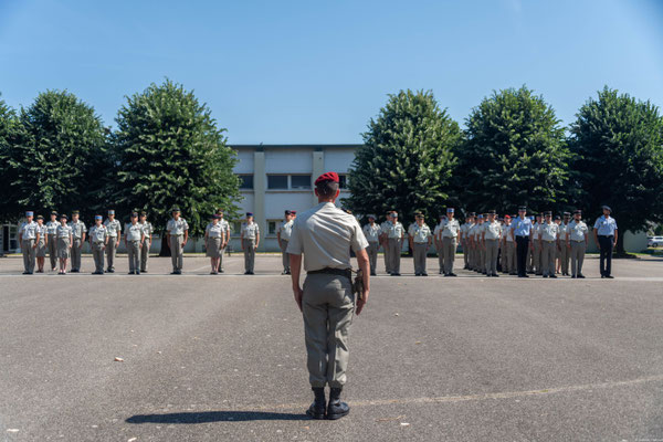 Le personnel du GRS SE/99e RI rassemblé aux ordres du COL STRIFFLING, son chef de corps.