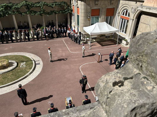 Prise en compte de la cérémonie par le COL Guillaume LEROY, chef de l'État-major de zone de défense Sud-Est.
