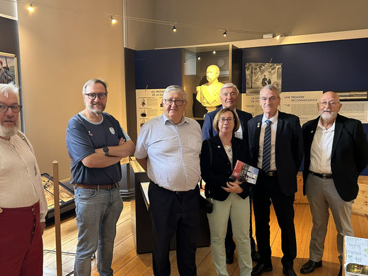 De g. à d. : Pascal MEYER, Benoit SIGRIST, Loïk VIAOUËT, Line CUVELOT, Michel LOMBARD, Daniel MÉJEAN, Gérald PERIN.