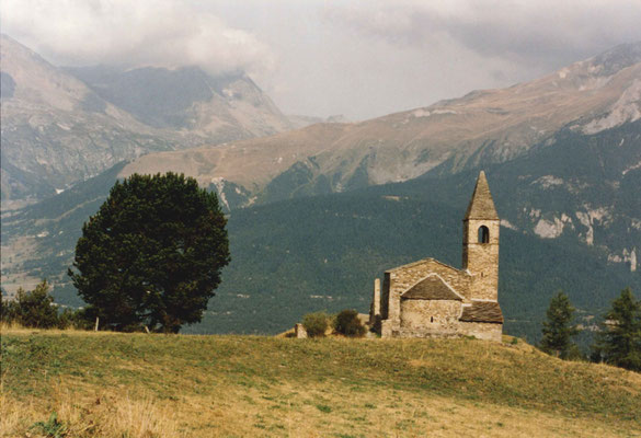 Sur la D100, route de Bramans au Planay, la chapelle Saint-Pierre d'Extravache.