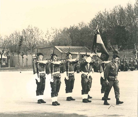 Drapeau remis entre de bonnes mains.