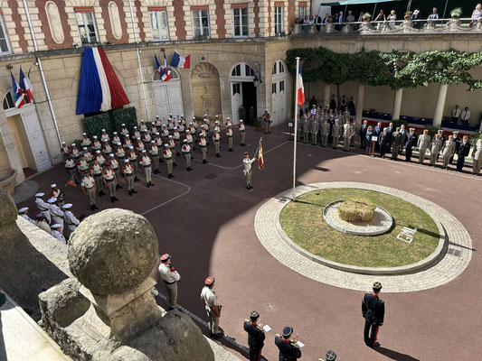 Le drapeau du 4e R.E.I. en place...