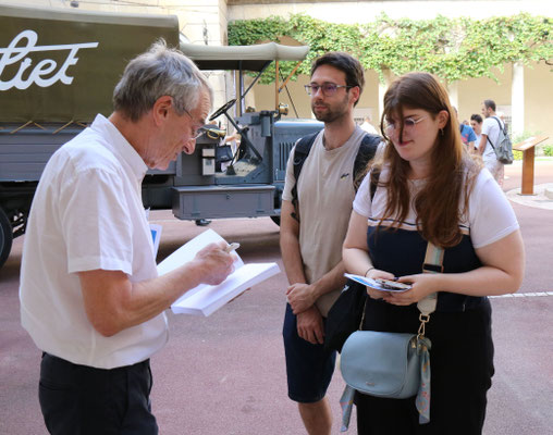 Dédicace d'un livre par le président.