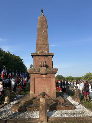Le dispositif et la stèle.