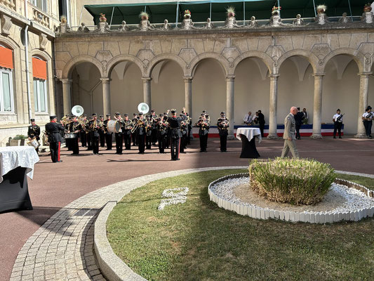 Aubade offerte par la Musique de l'Artillerie.