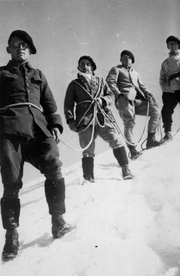 Au sommet de l'Aiguille Verte (4121m), août 1935.