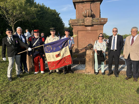 La délégation lyonnaise au complet devant la stèle et le nom du régiment.