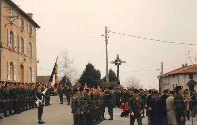Le LCL MARIN, après avoir décoré le LTN FAVRE-MONNET (à d. sur la photo), remet une Médaille de la Défense Nationale à un appelé du 9-9.
