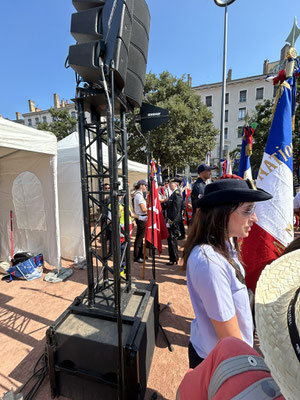 ...parmi lesquels Agathe, jeune porte-drapeau de l'ONAC VG, qui était venue à notre rescousse les 8 mai et 14 juin dernier, ici avec la préfète...