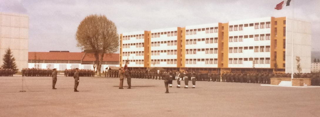 Remise du drapeau au chef de corps vue des tribunes.