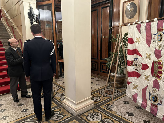 Le drapeau d'ordonnance et...