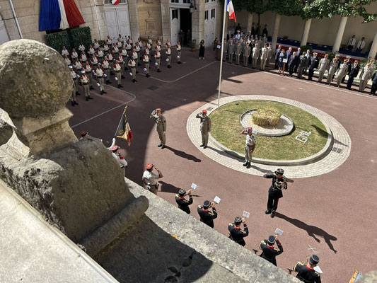 Dernier passage en revue pour le GCA Denis MISTRAL, salut au drapeau du 4e R.E.I...