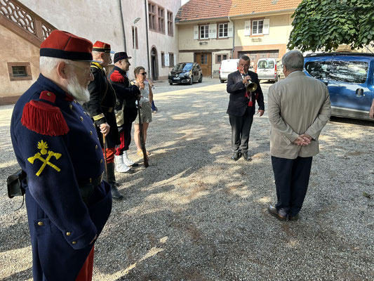 ...en civil pour désigner le clairon de la cérémonie à venir à Morsbronn-les-Bains
