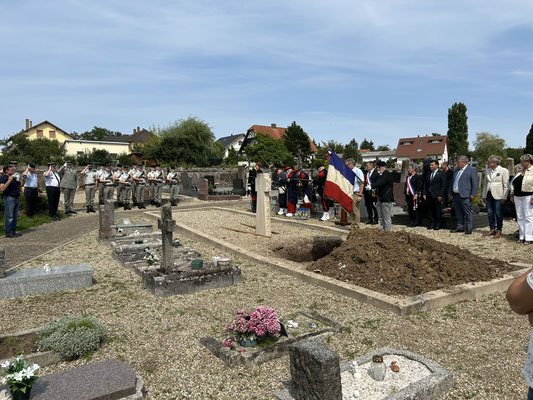 ...et hommage rendu par le drapeau de l'Amicale.