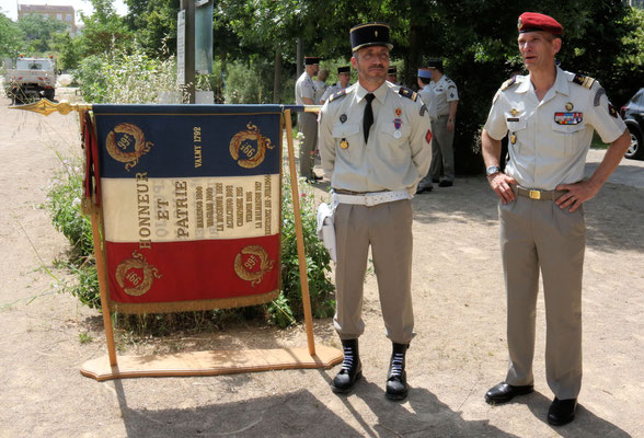 Le drapeau du 99e RI sur son présentoir, le MAJ Laurent, "garde-drapeau" et le COL STRIFFLING, chef de corps du GRS SE/99e RI.