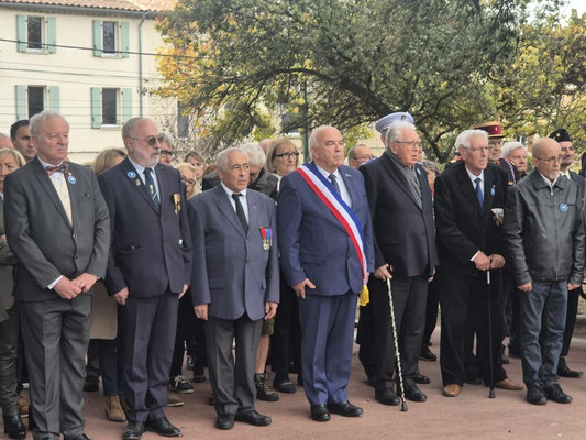 Les officiels. À la gauche du maire, Robert Chapuis.