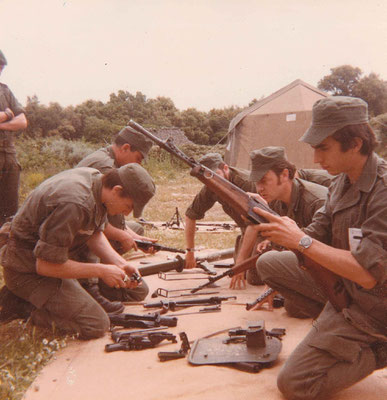 "Salade" d'armes en dotation : FSA 49/56, PM MAT 49, PA MAC 50, AA 52, LRAC 73mm. (fonds Méjean)