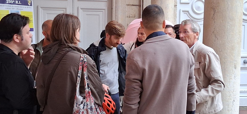 ...face à des visiteurs attentifs.