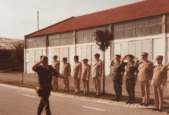 Le LCL ESNAULT défilant devant les autorités (COL ROUX (CDC sortant 99), LCL ROUX-MAYOUD (CDC sortant 299), le GDI RABOT, cdt la 14e D.I. et le GBR SILVESTRE, cdt la 114e D.I. de réserve, à droite du COL ROUX, l'aumonier militaire du 9-9, le père GINON