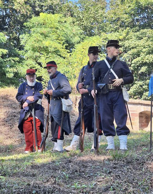 De g. à d. : un sapeur de l'infanterie de ligne, un garde mobile (armée de réserve), un "colonial" de l'infanterie de marine et un chasseur à pied.
