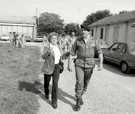 Le LCL ROUX-MAYOUD et la marraine du 99e R.I., Mick MICHEYL.
