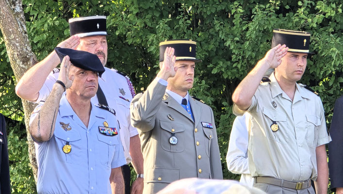 Salut des militaires dont nos camarades du GRS SE.