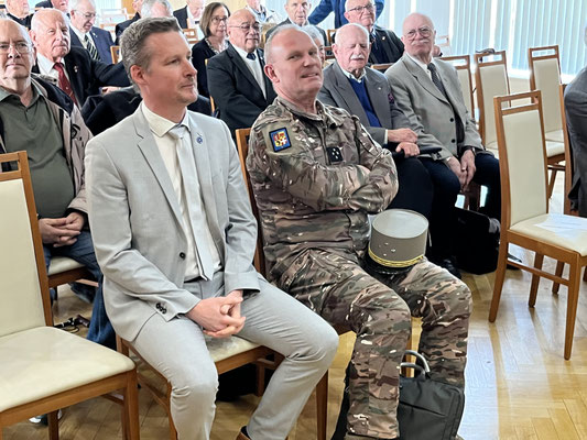 Le GCA Alain Lardet et Thomas Brugger attentifs à... 