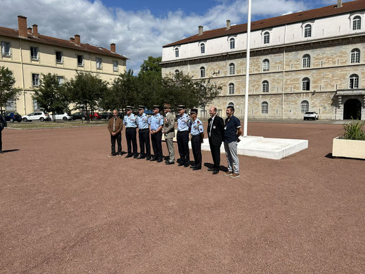 La délégation des Sapeurs-pompiers de Paris entourant le GBR PECH de LACLAUSE.