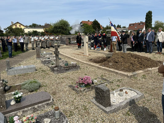 Moment de recueillement et salve d'honneur de loin...