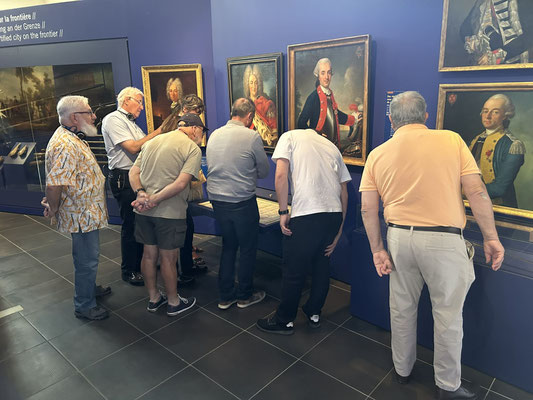Vu dans un tiroir, un état militaire de France sous forme d'un tableau.