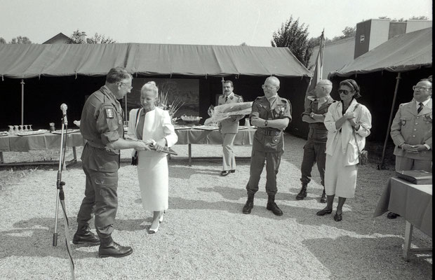 Remerciements à Madame GIRAUD par le LCL GUYOT, commandant en second du régiment.