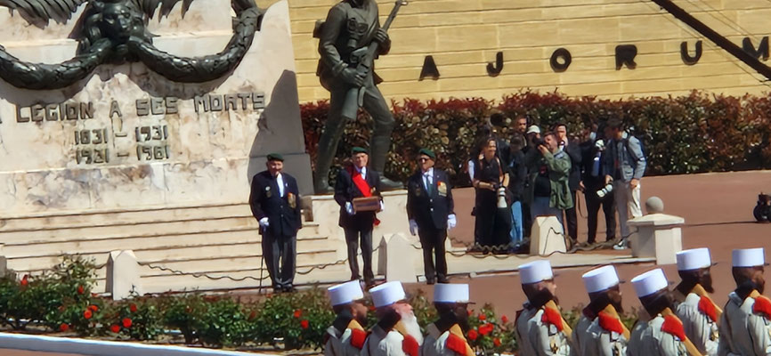 ...et la présentation de la main du capitaine DANJOU par le COL LHOPITALLIER