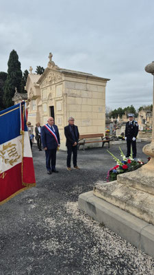 Dépôt de gerbe au monument aux morts du cimetière