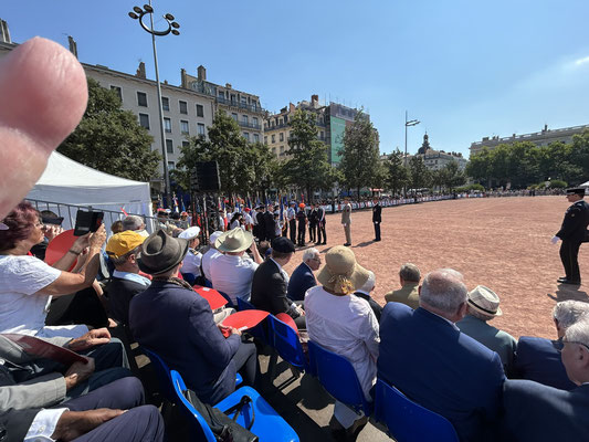 Les autorités vont saluer les nombreux porte-drapeaux...