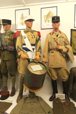 Caporal tambour du 2e R.E.I. au Maroc. A d. un lieutenant de la batterie de marche du 4e R.E.I. au Maroc en 1934.