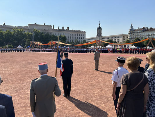 Le gouverneur militaire de Lyon face aux troupes.