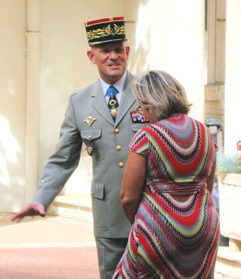 ...à l'entrée de la cour.